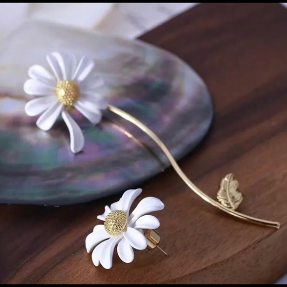 kate spade Jewelry - CALL THE ATTENTION WITH THIS SO DIFFERENT EARRINGS